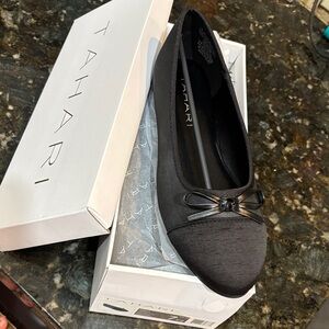 NWT TAHARI Geneva Vegan Flats! 7.5